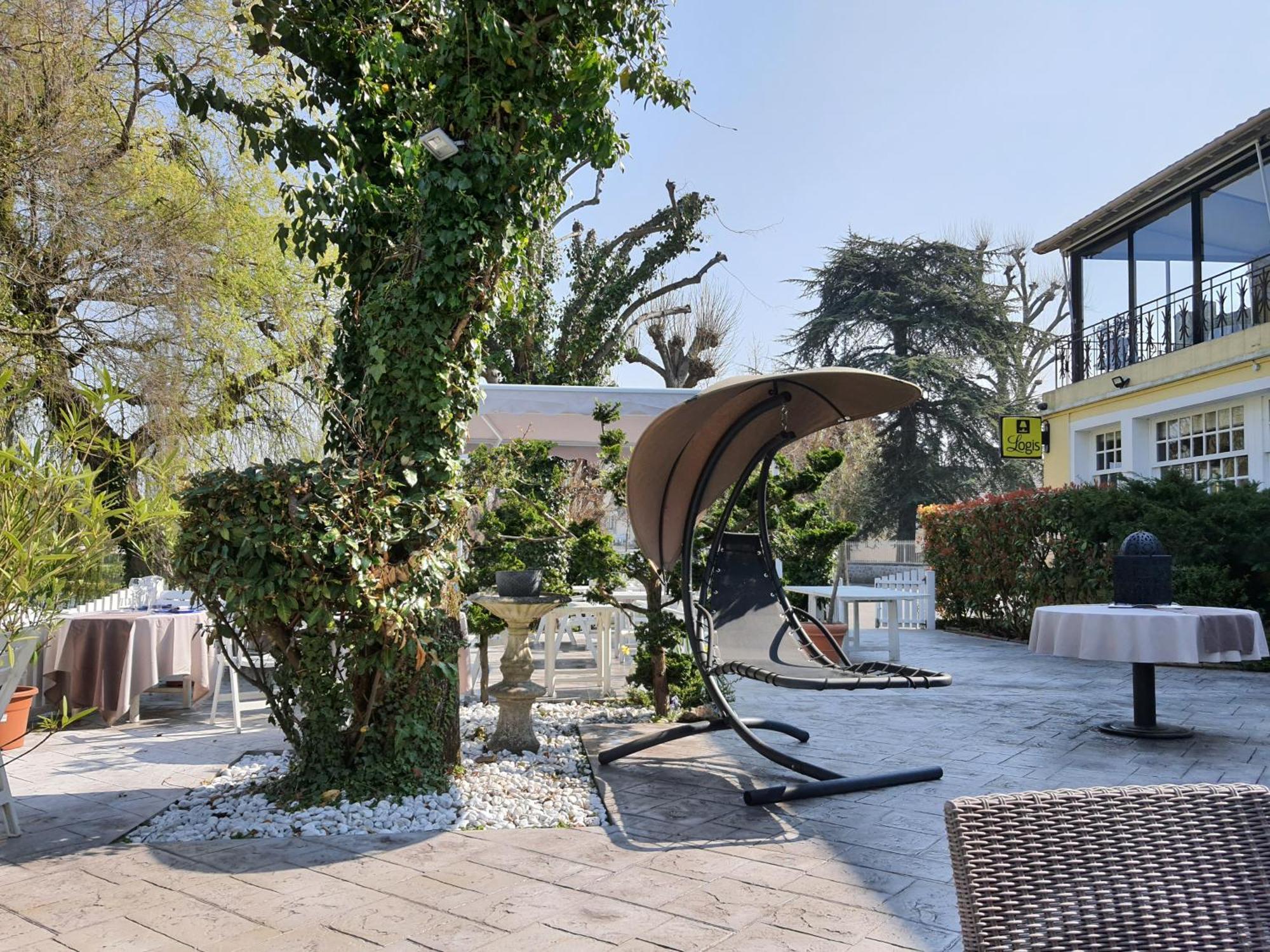 Logis - Hotel & Restaurant Le Gonfalon Germigny-l'Eveque Dış mekan fotoğraf